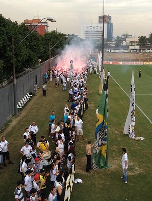 Cerca de 300 torcedores foram ao CT Rei Pelé para apoiar a equipe (Foto: Reprodução / Instagram)