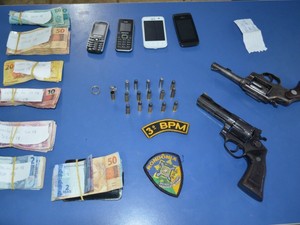 Dinheiro, armas e celulares encontrados com os criminos em Vilhena, RO (Foto: Lauane Sena/G1)