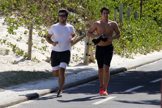 Enzo e Sandro Pedroso correm (Foto: Johnson Parraguez e Marcos Ferreira / FotoRioNews)