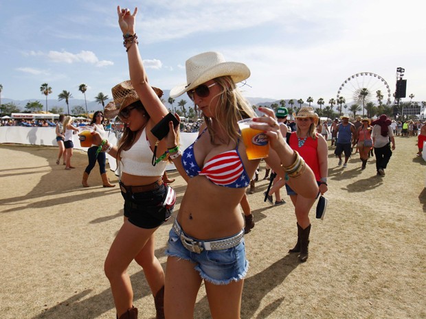 Fãs de música country aproveitam o primeiro dia do festival Stagecoach, em Indio, na Califórnia, EUA, na sexta-feira (25) (Foto: REUTERS/Mike Blake)