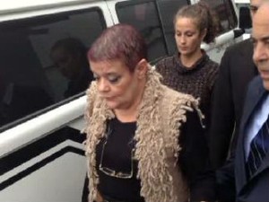 Médica acusada de mortes em UTI saiu da cadeia nesta quarta-feira (20) (Foto: Márcio Nolli/RPC TV)