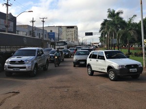 Filas de carro se formaram após caminhão ficar parado em retorno da BR-319 (Foto: Hosana Morais/G1)