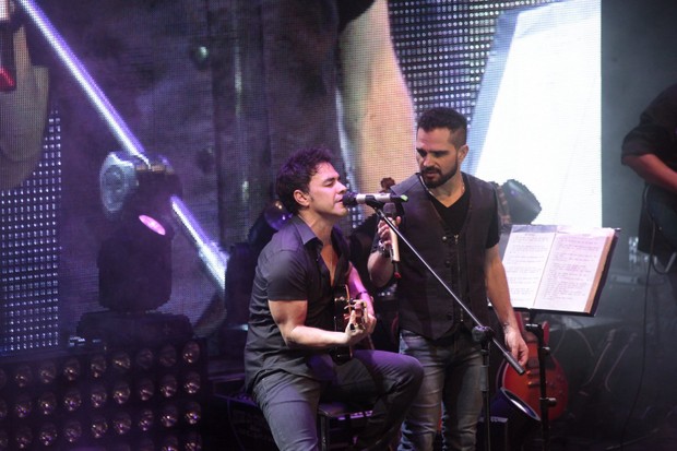 Zezé Di Camargo e Luciano em show na Zona Norte do Rio (Foto: Isac Luz/ EGO)