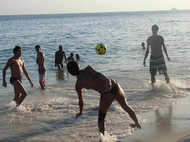 Banhistas jogaram altinha na praia (Foto: Marcelo Elizardo/ G1)