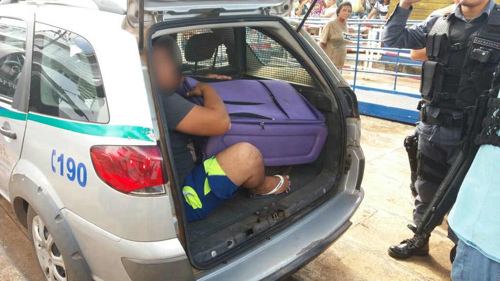 Supeito de 29 anos teria tentado fugir mas foi preso pela polícia (Foto: John Pacheco/G1)