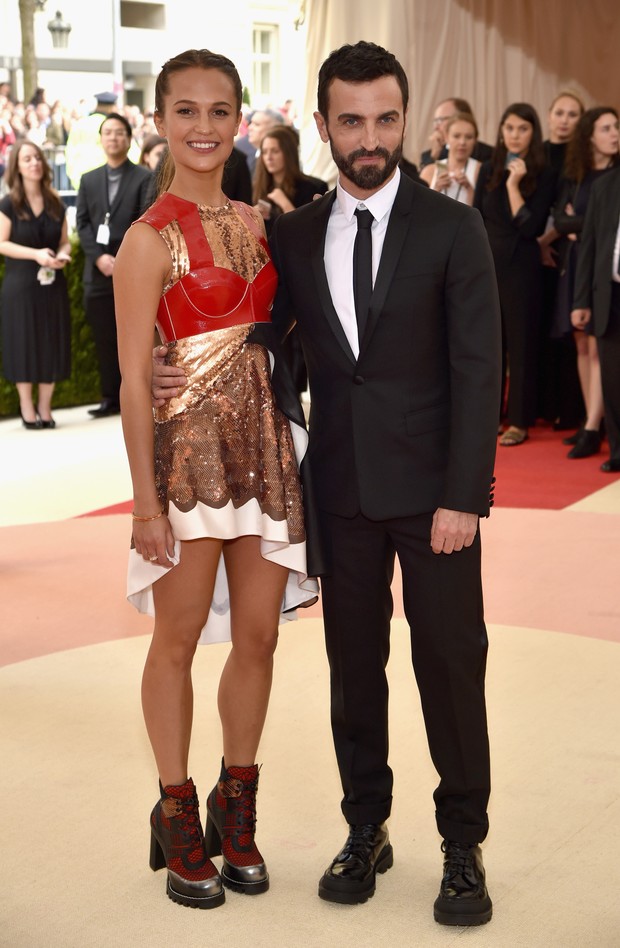 Alicia Vikander e Nicolas Ghesquiere (Foto: AFP / Getty)