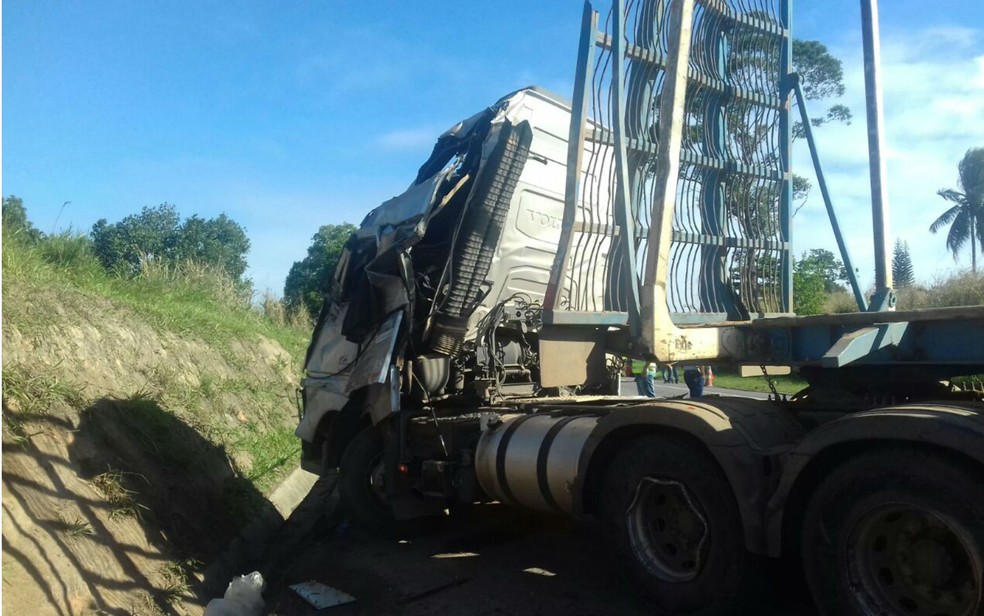 Motorista da primeira carreta foi levado para hospital com ferimentos graves (Foto: Divulgação/Polícia Rodoviária Federal)