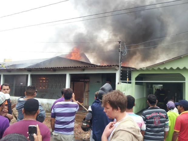 Incêndio casa rio branco (Foto: João Paulo Maia/G1)