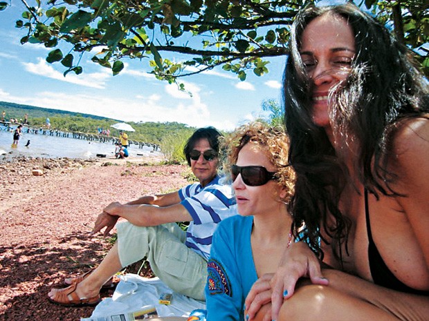 DA NATUREZA DA AMIZADE Jacaré, Rangéria e Daniela na beira do Lago Paranoá, em Brasília. Aos amigos, o dinheiro da Petrobras (Foto: reprodução)