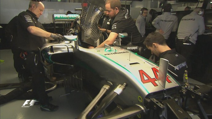 Carro de Lewis Hamilton é consertado na garagem da Mercedes, na Rússia (Foto: Divulgação )