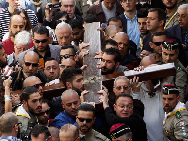 Católicos participam de via crucis nesta sexta-feira Santa em Jerusalém (Foto: Mahmoud Illean/AP)
