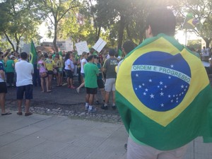 De acordo com os organizadores, mais de 500 pessoas participam da mobilização em Alegrete (Foto: Gabriela Fogliarini/ RBS TV)