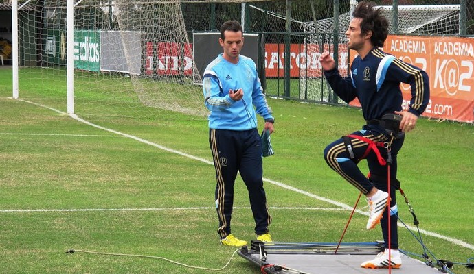 Valdivia faz trabalho especial em aparelho de resistência e potência