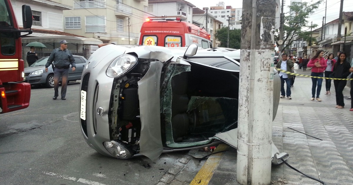 G Carro Capota E Deixa Duas Pessoas Feridas Em Santos Not Cias Em