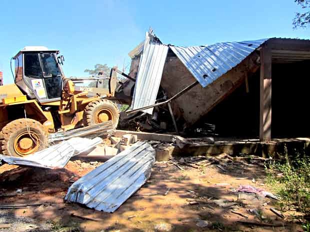 Agentes derrubam construção irregular na Fercal (Foto: Cláudio Eneas/Seops/Divulgação)