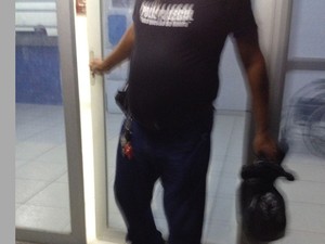 Agente da DPCA leva roupas da menor para a realização da perícia (Foto: Ellyo Teixeira/G1)