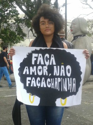 A estudade Camila Moreira participa pela primeira vez da Marcha das Vadias (Foto: Adriana Justi/G1)