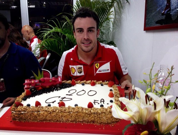 Fernando Alonso comemora sua corrida de número 200 (Foto: Reprodução/Facebook)