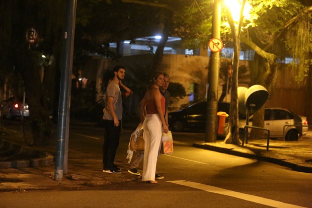 William Bonner passeia com a namorada, Natasha Dantas, o filho, Vinícius Bonemer e a nora (Foto: Thiago Martins/AgNews)