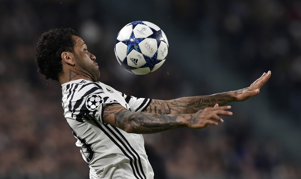 Atualmente no Juventus, lateral brasileiro de 33 anos segue sendo o titular da posição na Seleção (Foto: Reuters)