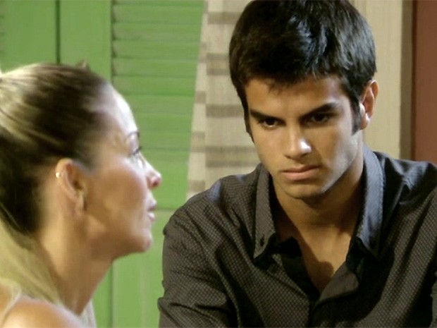 Gil revela à mãe que n]ao sabe ao certo se já se esqueceu totalmente de Lia (Foto: Malhação / TV Globo)