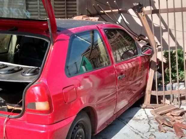 Carro invade casa no centro de Gurupi e motorista foge (Foto: Divulgação/PM)