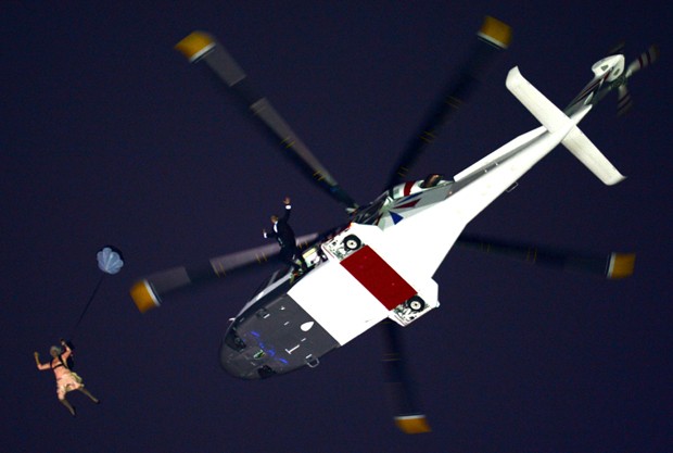 Encenação dá a entender que rainha Elizabeth II pulou de um helicóptero com James Bond (Foto: Getty Images)