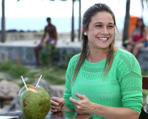 Fernanda Gentil sorridente com a gravidez e os planos para o bebê (Foto: Raphael Dias / Gshow)