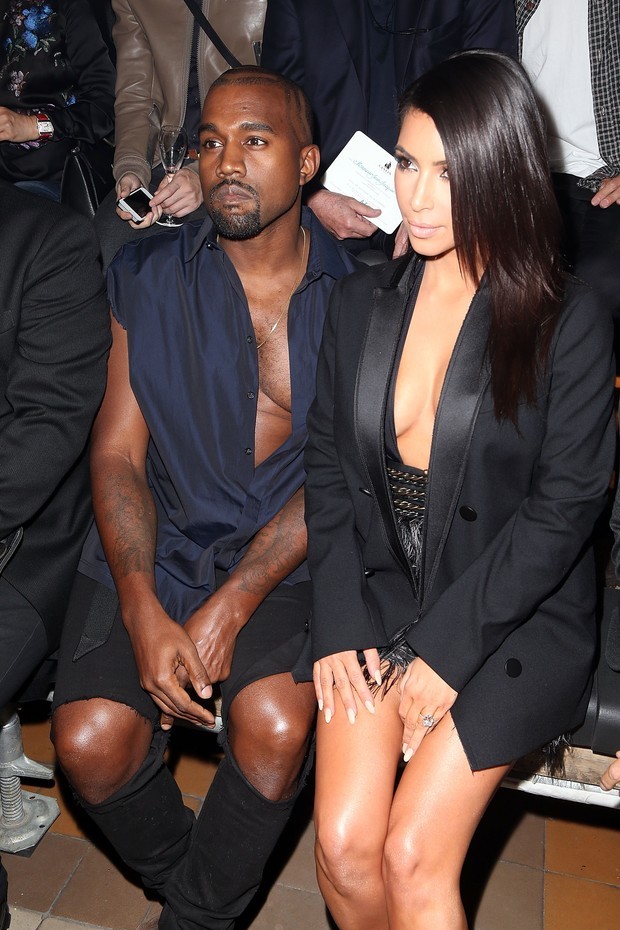Kanye West e Kim Kardashian na primeira fila da Lanvin (Foto: Getty Images)