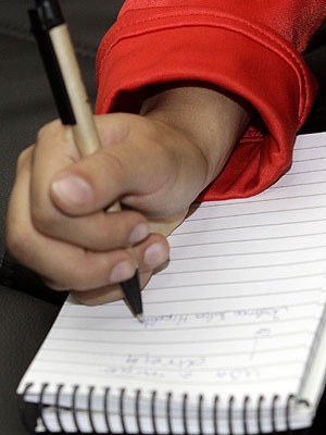 Verônica Hipólito tem dificuldades em escrever à mão (Foto: Fernando Nonato/G1)