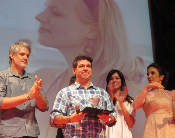 Sanches, Ivete Angalo e parte da equipe da AlmapBBDO recebem o terceiro prêmio nacional do 'Profissionais do Ano' e da agência na edição de 2012. (Foto: Simone Cunha/G1)