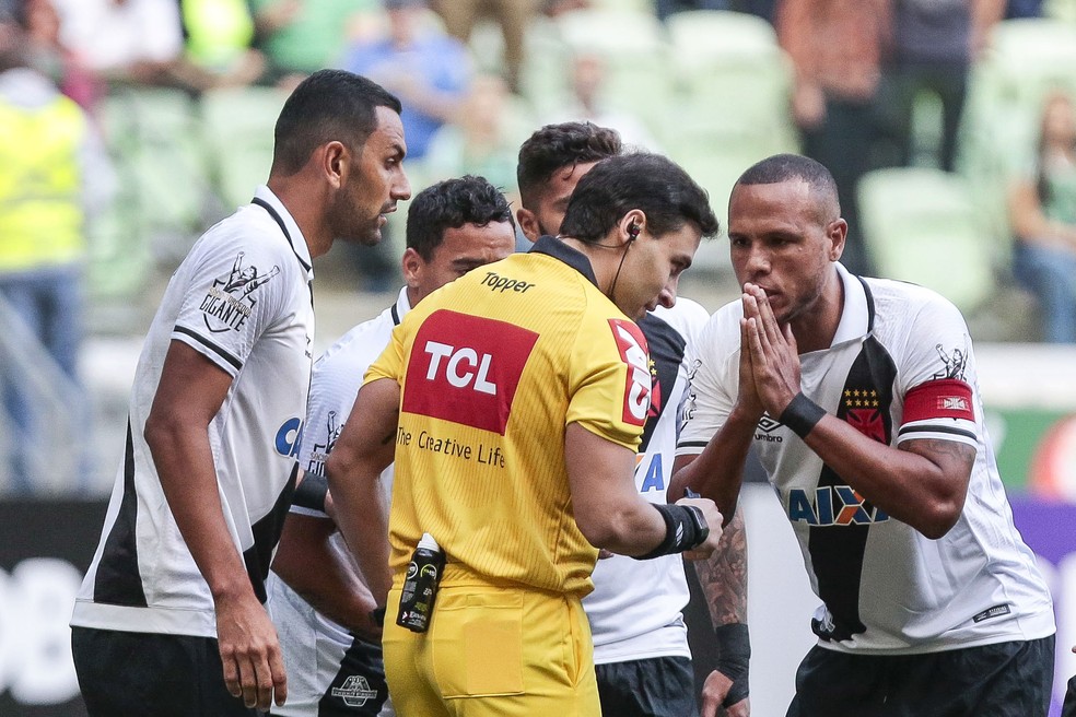 Luis Fabiano reclama com o árbitro o primeiro pênalti marcado para o Palmeiras (Foto: ALE CABRAL/AGIF/ESTADÃO CONTEÚDO)