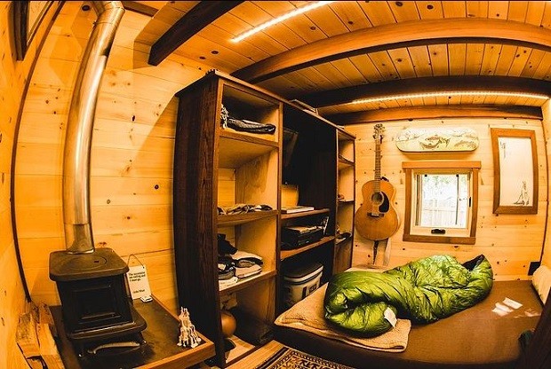Tiny house de 12m² é feita toda de madeira recuperada (Foto: Divulgação / Humble and Craft) Tiny house de 12m² é feita toda de madeira recuperada (Foto: Divulgação / Humble and Craft)