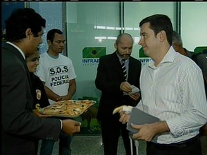 Policias federais no Tocantins entregam pizza durante protesto em aeroporto de Palmas (Foto: Reprodução/TV Anhanguera)