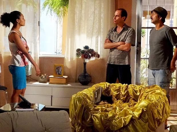 Penha nem acredita quando Sandro e o agiota dão as caras (Foto: Cheias de Charme / TV Globo) Penha nem acredita quando Sandro e o agiota dão as caras (Foto: Cheias de Charme / TV Globo)
