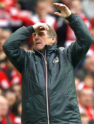  Kenny Dalglish técnico do Liverpool lamenta derrota para o Chelsea (Foto: Reuters)