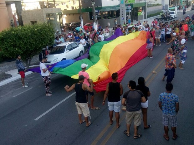 Bandeira do movimento LGBT é aberta na orla de Maceió (Foto: Derek Gustavo/G1)