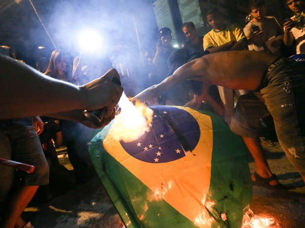Manifestantes queimam bandeira do Brasil durante protestos contra a Copa do Mundo em São Paulo neste sábado (31) (Foto: Daniel Teixeira/Estadão Conteúdo)