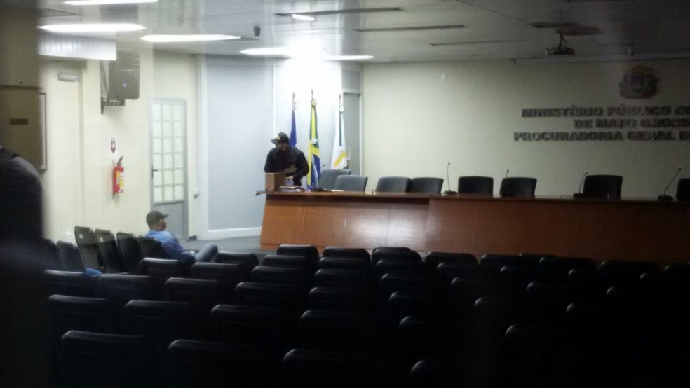 Conduzidos na operação foram levados para a sede da Procuradoria Geral de Justiça, no MPE, em Cuiabá (Foto: Luiz Gonzaga Neto/TVCA)
