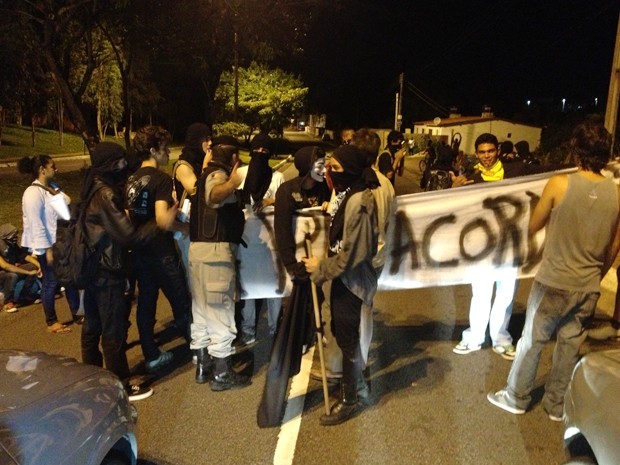 Manifestantes interditaram trecho da avenida Beira Rio, em frente a Granja Santana, e impediram a passagem de veículos (Foto: Walter Paparazzo/G1)
