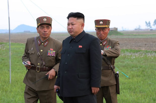 O ditador da Coreia do Norte, Kim Jong-un, observa exercícios militares em local não divulgado do país (Foto: AFP)