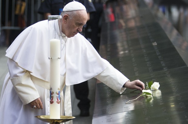 Papa Francisco coloca flor em monumento do Museu do 11 de Setembro nesta sexta-feira (25) (Foto: John Minchillo/AP)