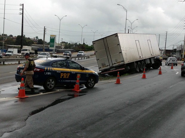 Metade de uma das faixas foi interditada no sentido João Pessoa - Santa Rita (Foto: Walter Paparazzo/G1)
