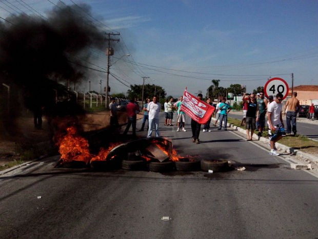 Ex-funcionários da Emerson durante protesto na manhã desta quinta-feira (9) em Jacareí (Foto: Eduardo Marcondes/TV Vanguarda)