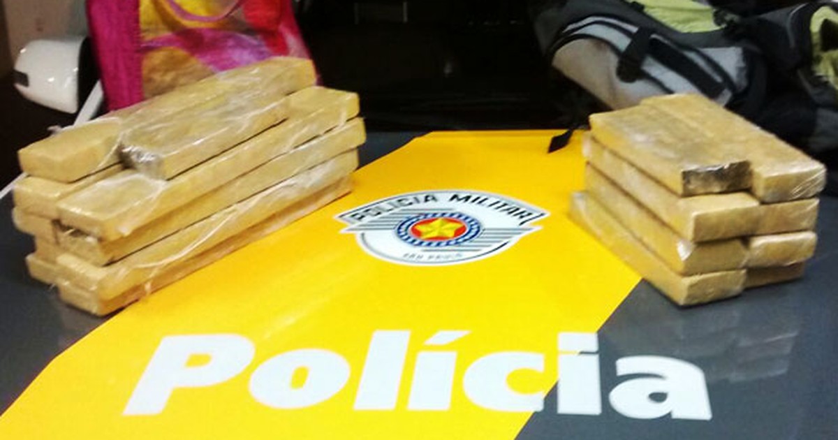 G1 Adolescente é apreendida quase 18 kg de maconha em ônibus