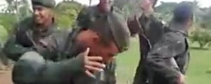 Militares são expulsos após vídeo em que dançam funk com armas (Reprodução)