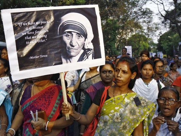 Indiana segura cartaz com a imagem de Madre Teresa de Calcutá (Foto: Rupak De Chowdhuri/AFP)