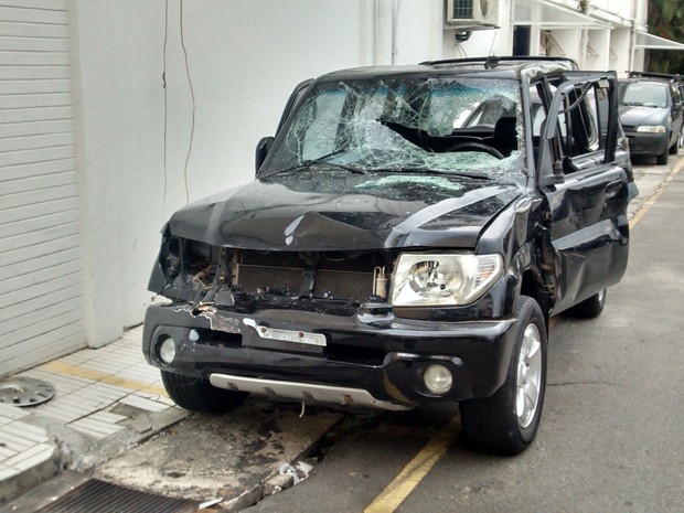 Carro que atingiu foliões está estacionado em delegacia de SP (Foto: Paulo Toledo Piza/G1)