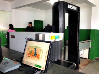 Aparelho de raio-x e detector de metais foram instalados na entrada da penitenciria (Foto: Marcos Landim/ TVCA)