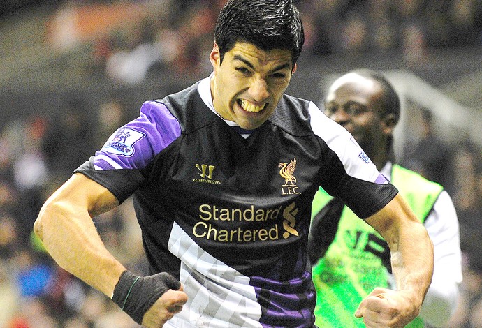 Luis Suárez gol do Liverpool contra o Stroke (Foto: AFP)